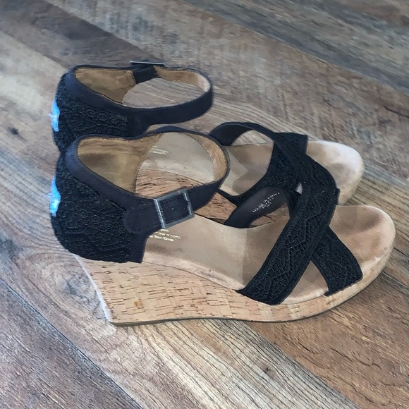 Toms black lace wedge heeled adjustable sandals size 9W - Picture 4 of 6